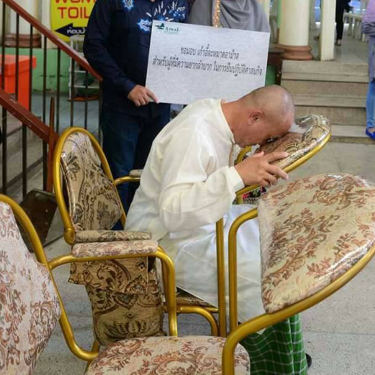 Muslim Salah Chairs being Experienced by Customer